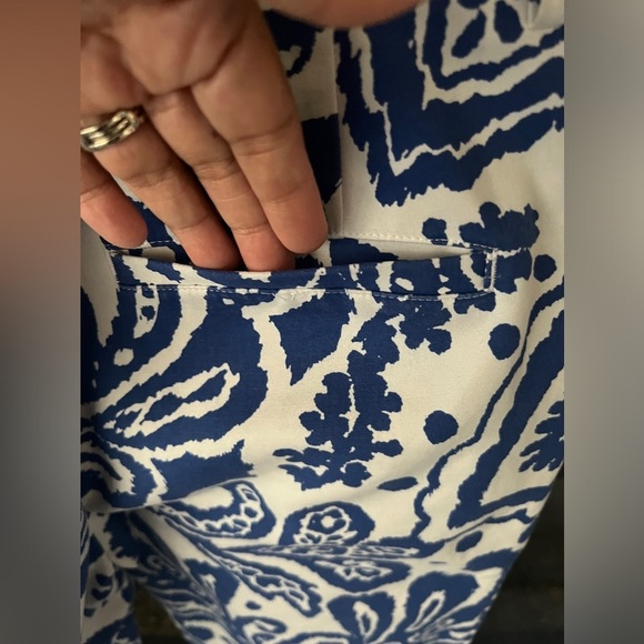 Chicos size 00 (size 2) blue and white cotton blend capri pants (runs big) - Picture 10 of 10